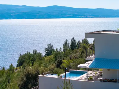Diese Villa bietet von jeder Ecke einen atemberaubenden Blick auf die Adria und die Insel Brač