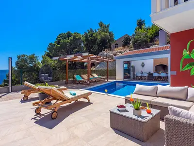 Privater Pool und Poolbereich mit Sommerküche verbunden