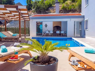 Privater Pool und Poolbereich mit Sommerküche verbunden