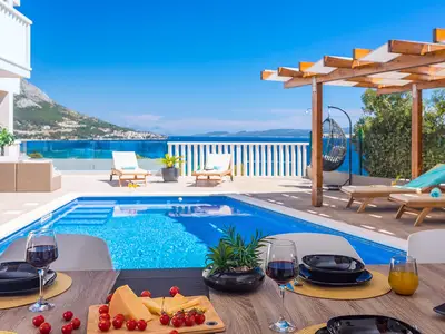 Erstaunliche Aussicht auf Meer, Insel Brac und Omis von der voll ausgestatteten Sommerküche