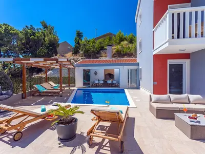  Privater Pool und Poolbereich mit Sommerküche verbunden 