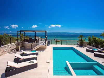 Privater 32 m2 großer beheizter Pool mit 6 bequemen Liegestühlen, Ausgang zum Strand