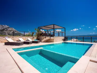Privater 32 m2 großer beheizter Pool mit Hydromassagebereich, 6 Liegestühle