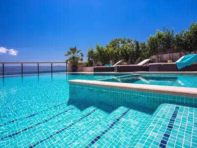 Privater 32 m2 großer beheizter Pool mit Hydromassagebereich, 6 Liegestühle