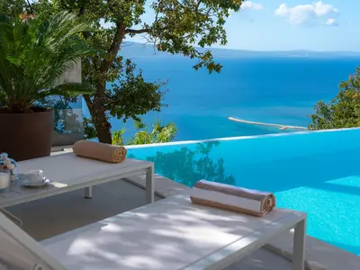  The Outdoor offers a private and heated, infinity swimming pool 10m x 4,5m with hydromassage, spacious sundeck area