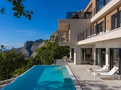This stunning property offers absolute privacy, spacious interior, high-end amenities throughout, natural and tranquil surroundings and amazing, open views.