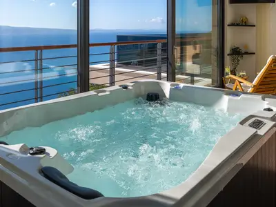 The Rooftop (2nd floor level) offers an indoor wellness area with an infrared Sauna, a whirlpool (Hot-Tub), a shower, TV and a small kitchenette