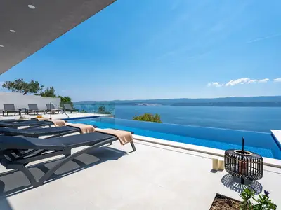 Villa Admira Maria mit beheiztem Infinity-Pool mit Hydromassage und Meerblick