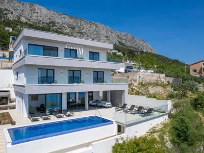 Blick auf die Villa Admira Maria und die natürliche Umgebung.
