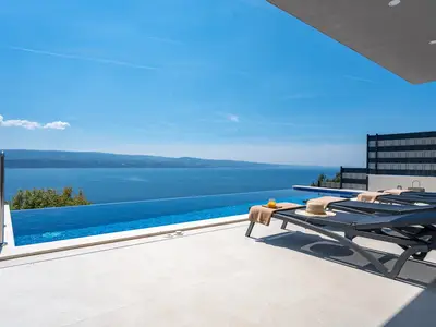Eine Lounge-Ecke und Liegestühle für 10 Personen