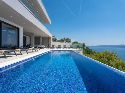 Ein privater und beheizter Infinity-Pool von 9 x 3 m, das Wasser ist chlorfrei und verfügt über eine Hydromassage