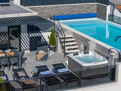 Dachterrasse mit 40,7 qm beheiztem Pool, Whirlpool, Liegestühlen und Außendusche