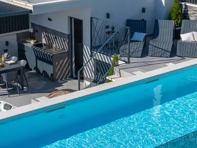 Dachterrasse mit 40,7 qm beheiztem Pool, Whirlpool, Liegestühlen und Außendusche