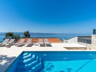 Neu! Villa Atopos mit beheiztem privatem Pool, 5 Schlafzimmern, Kinoraum, Panoramablick auf das Meer