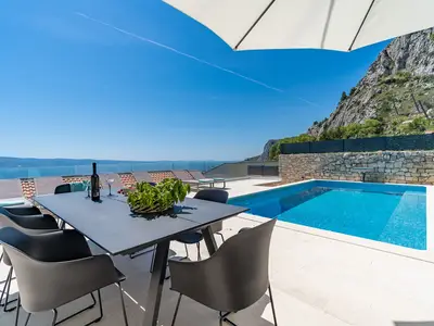 Neu! Villa Atopos mit beheiztem privatem Pool, 5 Schlafzimmern, Kinoraum, Panoramablick auf das Meer
