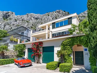 Es ist eine mit hohem Standard renovierte und geschmackvoll eingerichtete Villa, die auf 3 Ebenen organisiert ist und sich am Berghang über der kleinen mediterranen Stadt Omiš (2,5 km) befindet.