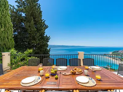 Es ist eine mit hohem Standard renovierte und geschmackvoll eingerichtete Villa, die auf 3 Ebenen organisiert ist und sich am Berghang über der kleinen mediterranen Stadt Omiš (2,5 km) befindet.