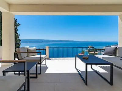 Mit 250 m2 Wohnfläche, thront auf einem 580 m2 großen, eingezäunten Grundstück und bietet einen ungehinderten Blick auf das Meer, die Inseln und die Stadt Omiš selbst und bietet Ruhe, atemberaubende Ausblicke auf die Hügel und die Küste