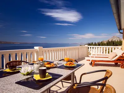 Erstaunliche Meer- und Inselansicht von der 3. Etage Terrasse mit Gartenmöbeln