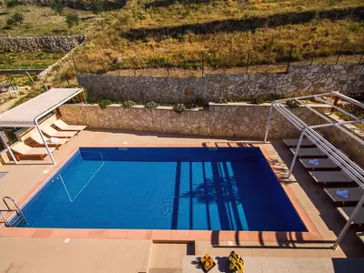 10 Sonnenterrasse Holzstühle am Sonnenterrasse neben dem Grillplatz