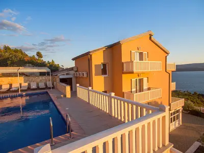 Villa Ana und Poolbereich mit 10 Liegestühlen und Dusche