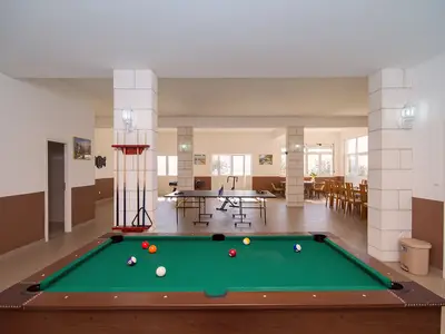 Spielzimmer im Erdgeschoss mit Tischfußball, Tischtennis, Billard und Darts