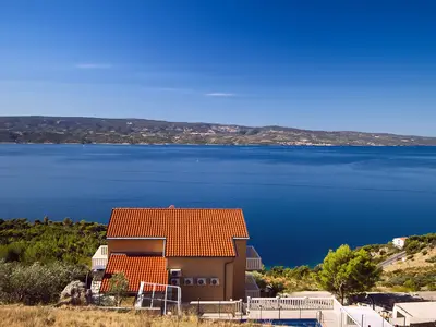 Blick vom Hügel auf Haus und Umgebung