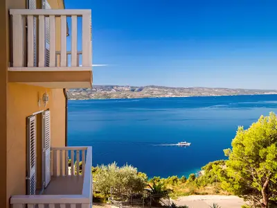 Schöne Meer- und Inselansicht vom Poolbereich