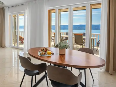 Im dritten Stock befindet sich das geräumige Apartment Nr. 5 mit 2 Schlafzimmern und einem Spielzimmer sowie einer großen Terrasse