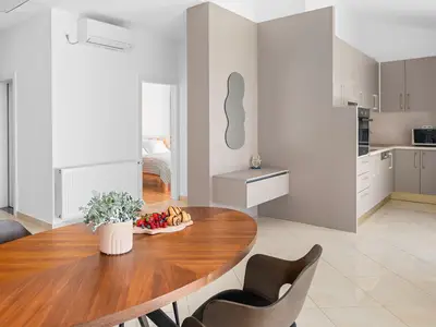 Voll ausgestattete Küche mit Esstisch und direktem Ausgang zur Terrasse mit herrlichem Meerblick