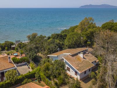 Die Villa liegt nur wenige Meter vom Meer entfernt, umgeben von der mediterranen Macchia