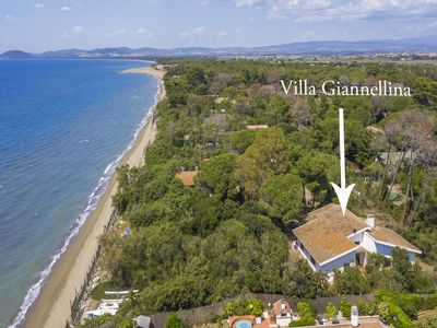 Die Villa liegt nur wenige Meter vom Meer entfernt, umgeben von der mediterranen Macchia