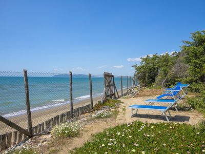 Der exklusiv ausgestattete Raum liegt direkt am Strand