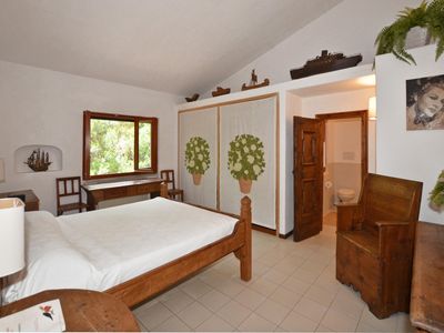 Ein Schlafzimmer mit Doppelbett