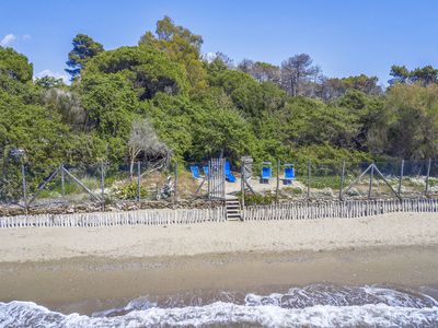 Der exklusiv ausgestattete Raum liegt direkt am Strand