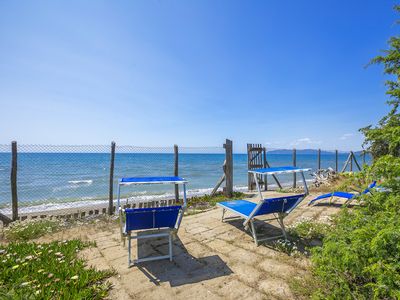 Der exklusiv ausgestattete Raum liegt direkt am Strand