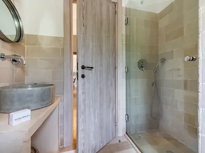 Badezimmer mit Dusche