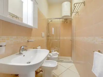 Badezimmer mit Dusche