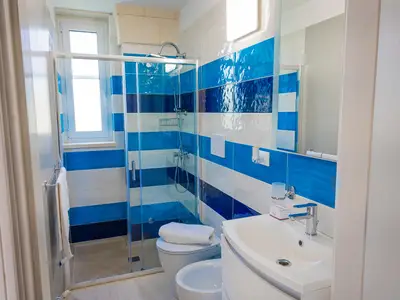 Badezimmer mit Dusche