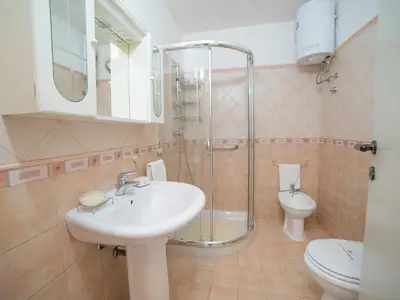 Badezimmer mit Dusche