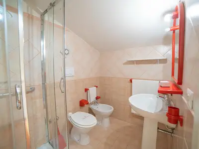 Badezimmer mit Dusche