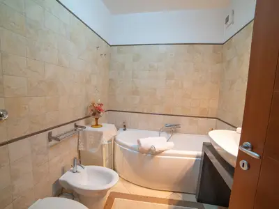 Badezimmer mit Badewanne