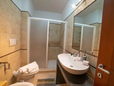 Badezimmer mit Dusche