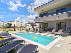 Villa für 12 Personen (160 m²) in Peroj