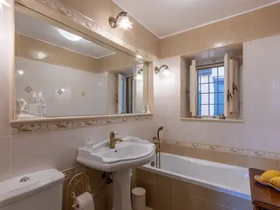 Badezimmer mit Badewanne