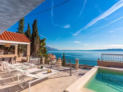Eine Sitzecke am Pool und Whirlpool mit Meerblick