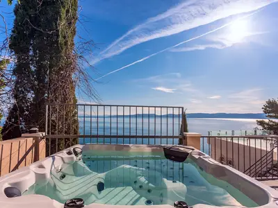 Eine Sitzecke am Pool und Whirlpool mit Meerblick