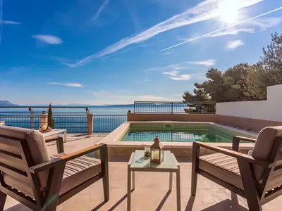 Eine Sitzecke am Pool und Whirlpool mit Meerblick