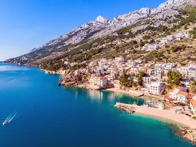 Schöner dalmatinischer Ort Pisak und die Lage des Hauses nur 50m vom Meer und dem Strand entfernt