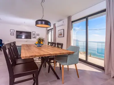 Perla Blu ist eine gut ausgestattete und moderne 190 m2 große Villa mit allem, was Sie und Ihre Familie für einen sehr komfortablen Aufenthalt benötigen